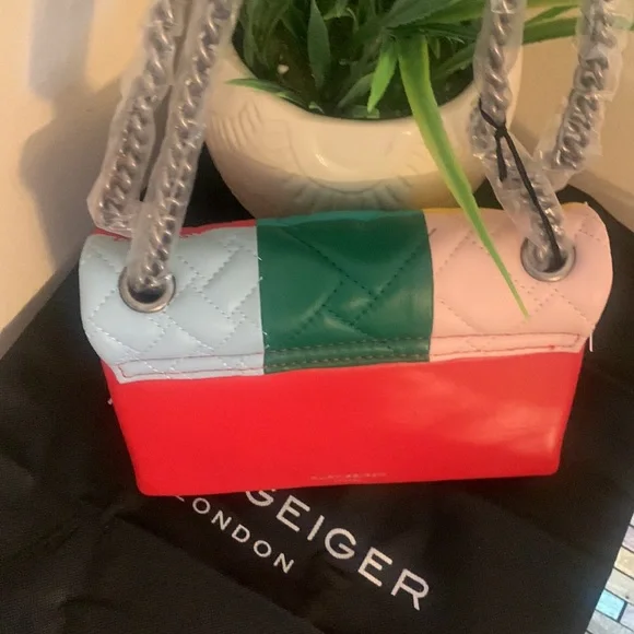 Mini Kensington Overstitch Quilted Crossbody Bag
KURT GEIGER LONDON - Picture 15 of 17